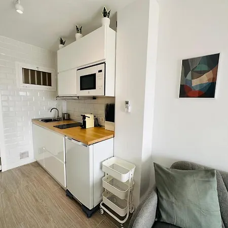 Modern White Daire
